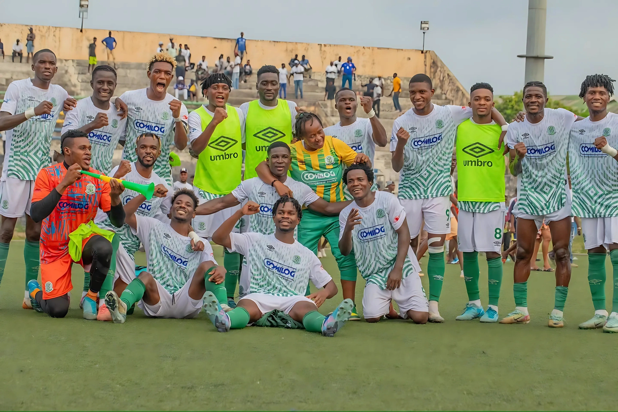 Les joueurs de l'AS Mangasport après la victoire face à ASO Stade Mandji © DR