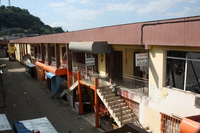 L'un des immeubles du marché banane ayant reçu les affres de la population en colère.  