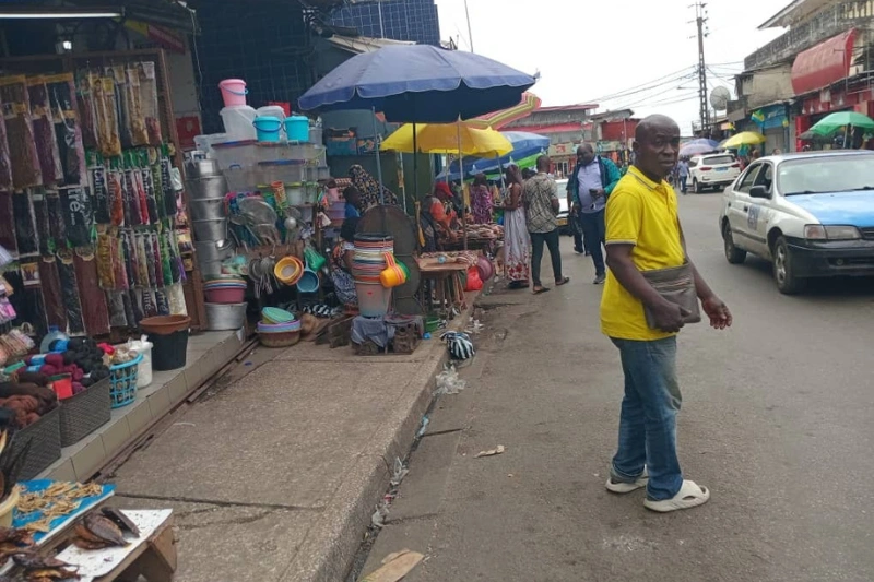 Une vue des commerçants à l’entrée du marché de NKembo
