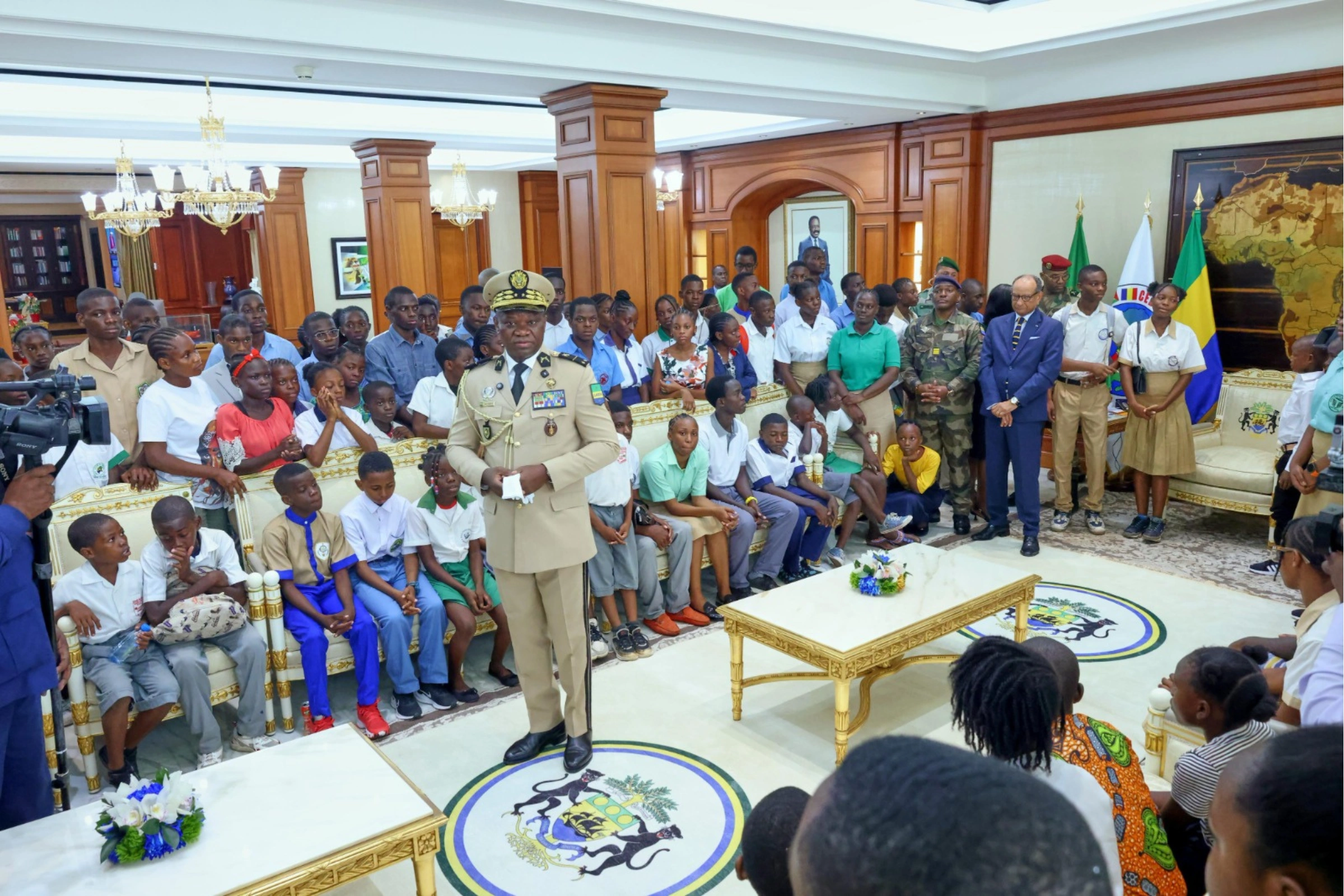 Le président de la Transition Oligui Nguema avec un groupe d'élèves © DR