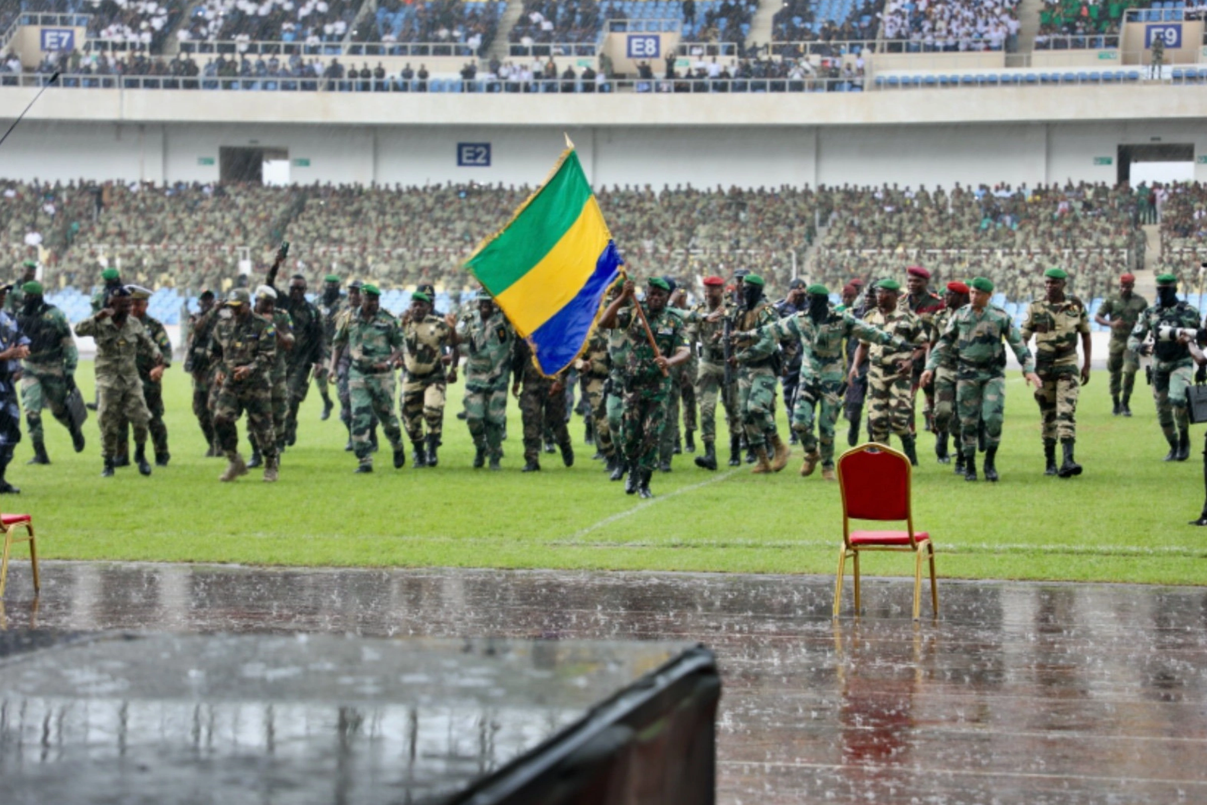 Activité sportive et entretien du couple présidentiel de la Transition avec les forces de défense et sécurité au stade d'Angondjé.