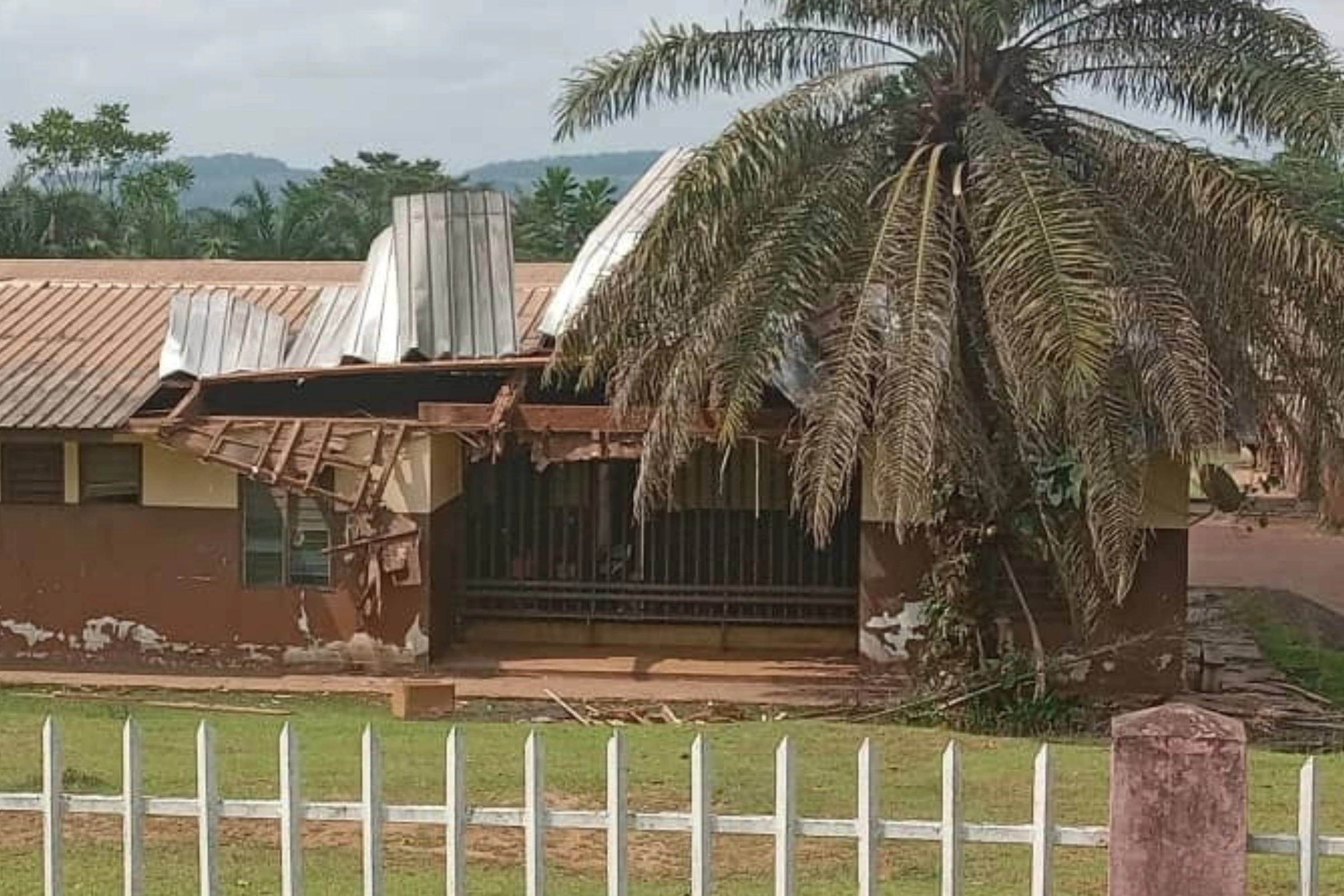 Le centre médical de Moanda dont un pan a été secoué par un violent orage.