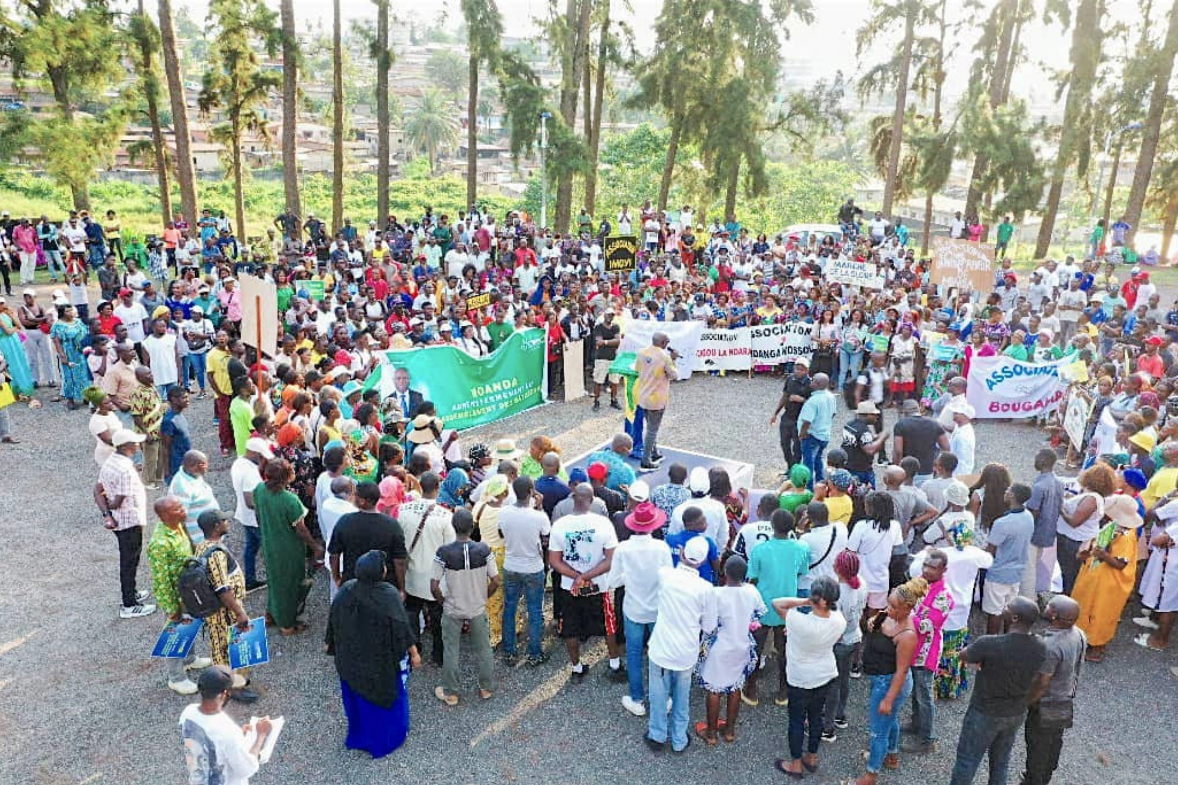 Le rassemblement de la jeunesse de Moanda, avant la marche de soutien à Oligui Nguema