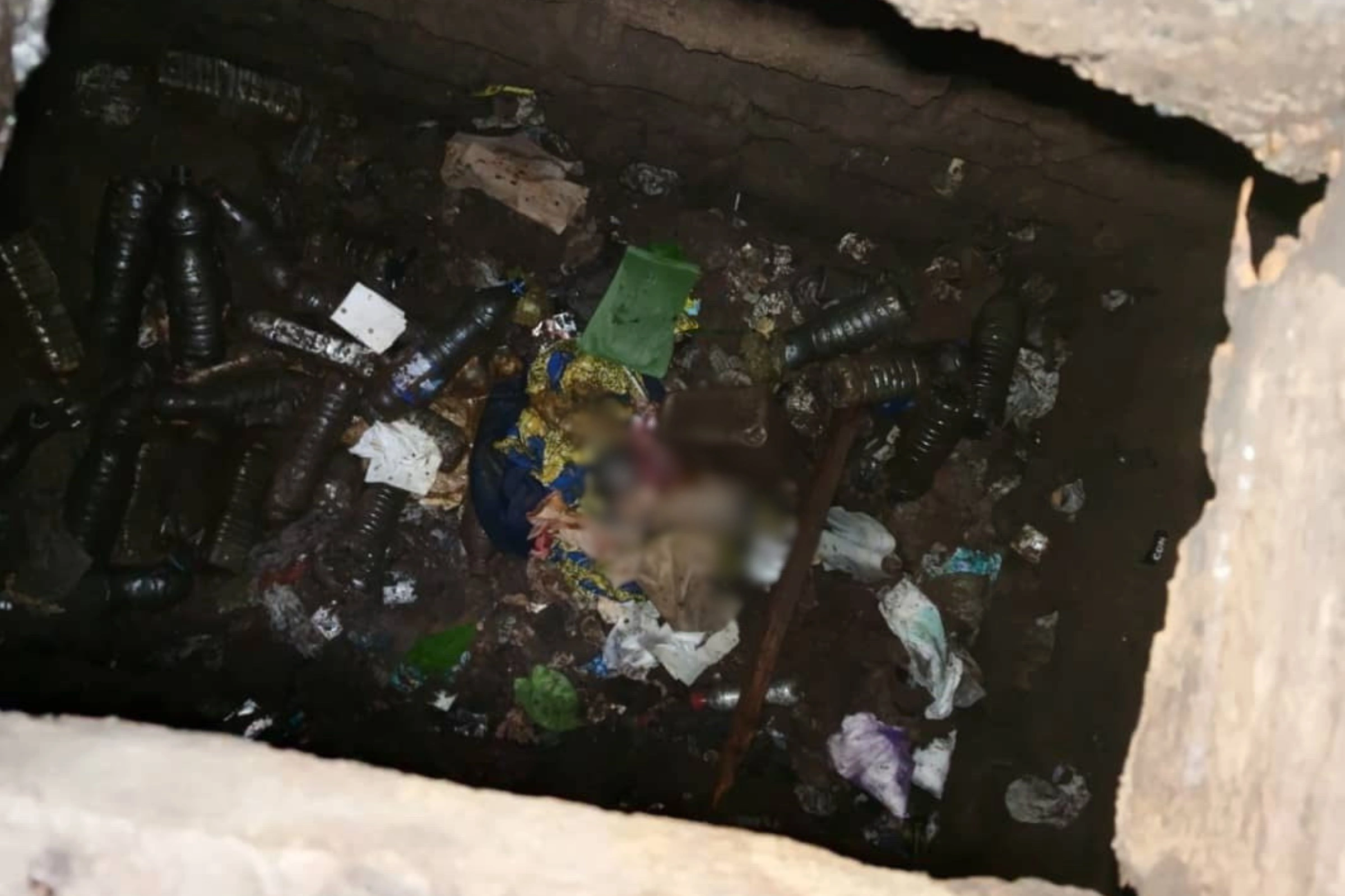 Les latrines dans lesquelles un fœtus a été abandonné à Mouila.