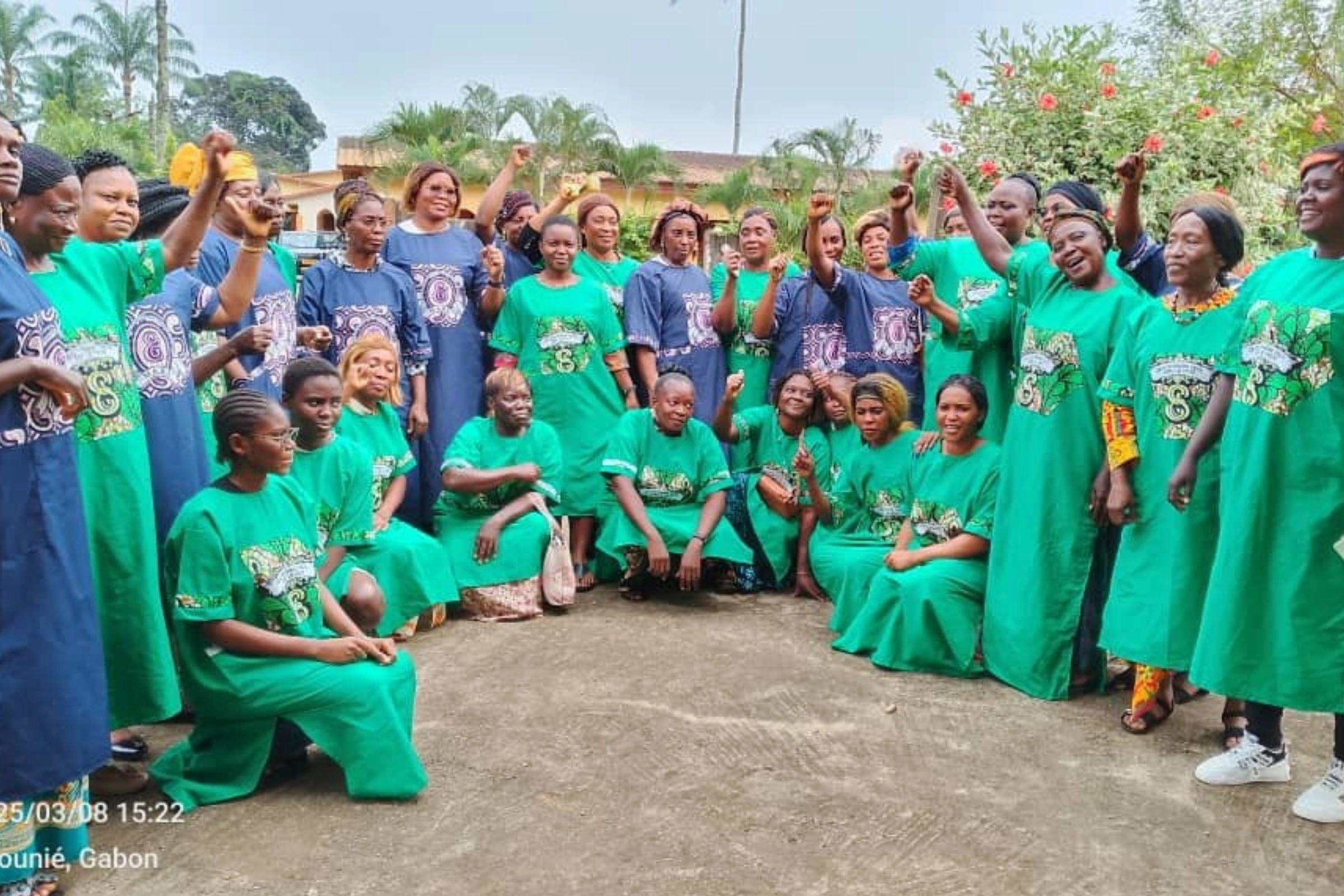 Photo de famille des femmes rurales après la rencontre.