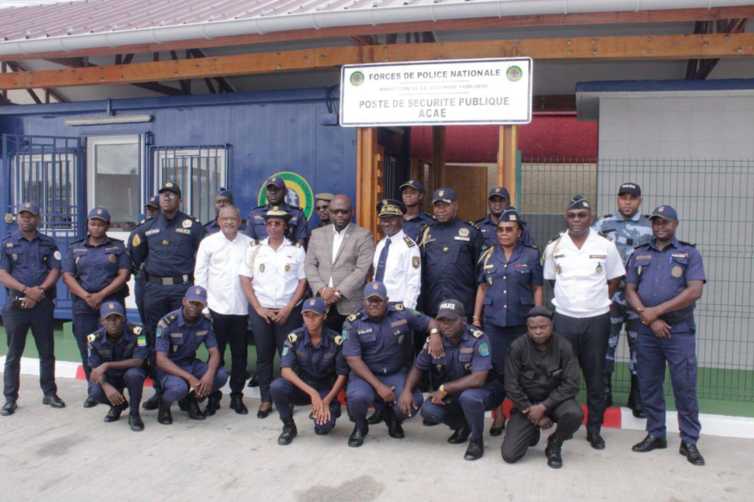 Officiels et agents lors de l’inauguration du commissariat.