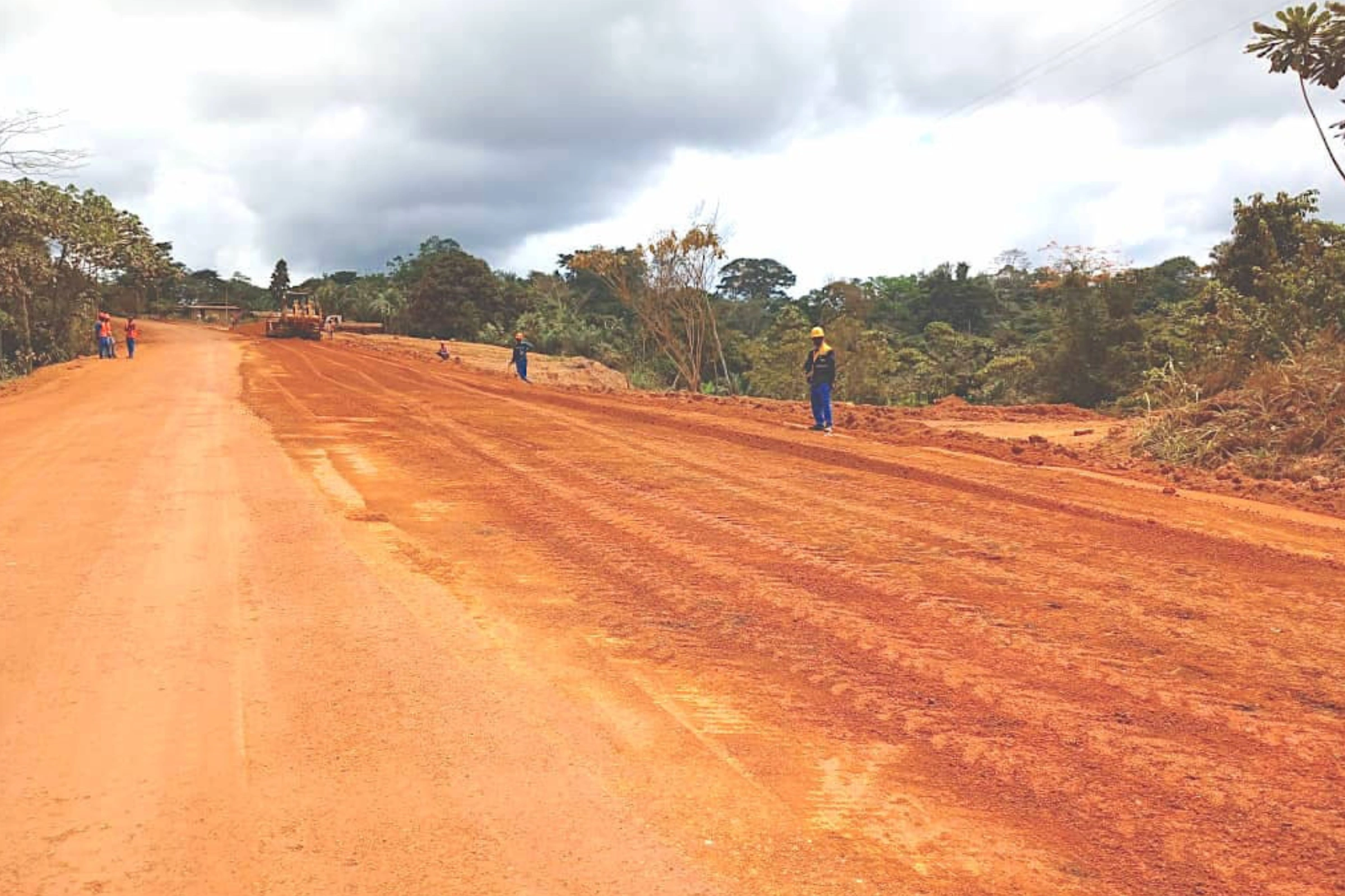 Vue de l’axe Pegnoundou-Tchibanga, dont les travaux sont à l’arrêt.