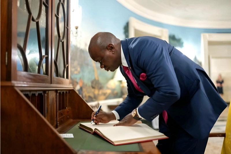 Le président de la République, Brice Clotaire Oligui Nguema, signant le Libre d’or dans le Bureau ovale à la Maison Blanche. © DR