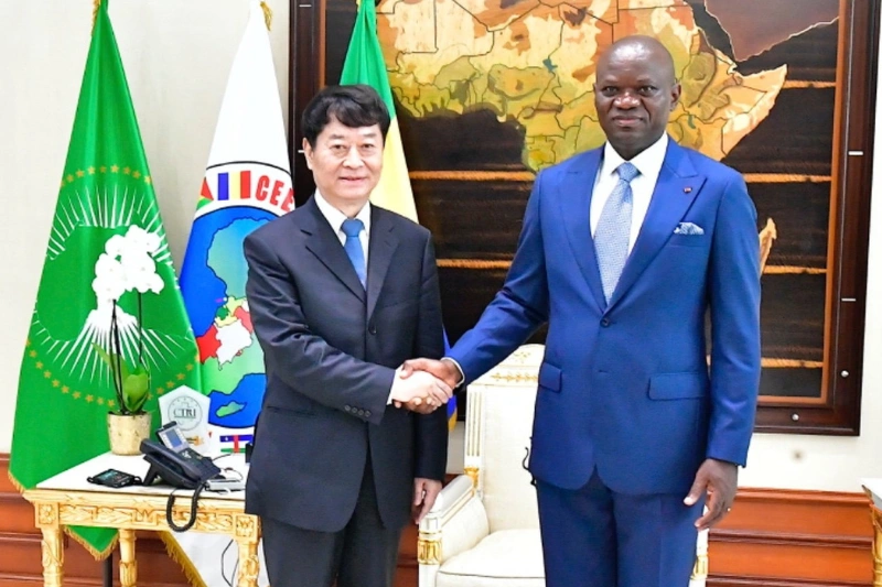 Poignée de main entre le chef de l’Etat, Brice Clotaire Oligui Nguema, et l’émissaire de son homologue chinois Xi Jinping.