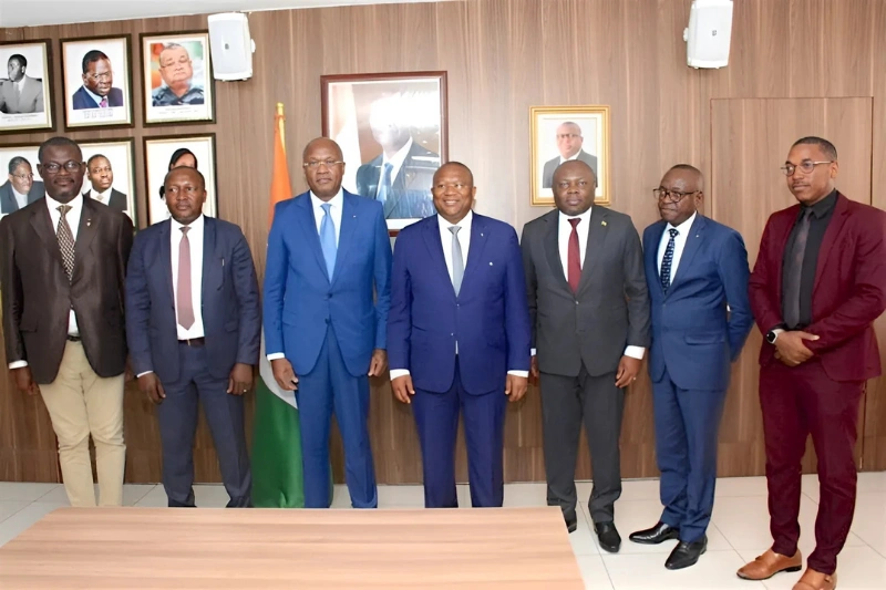 La délégation gabonaise avec les ministres Gondjout et Coulibaly (milieu).