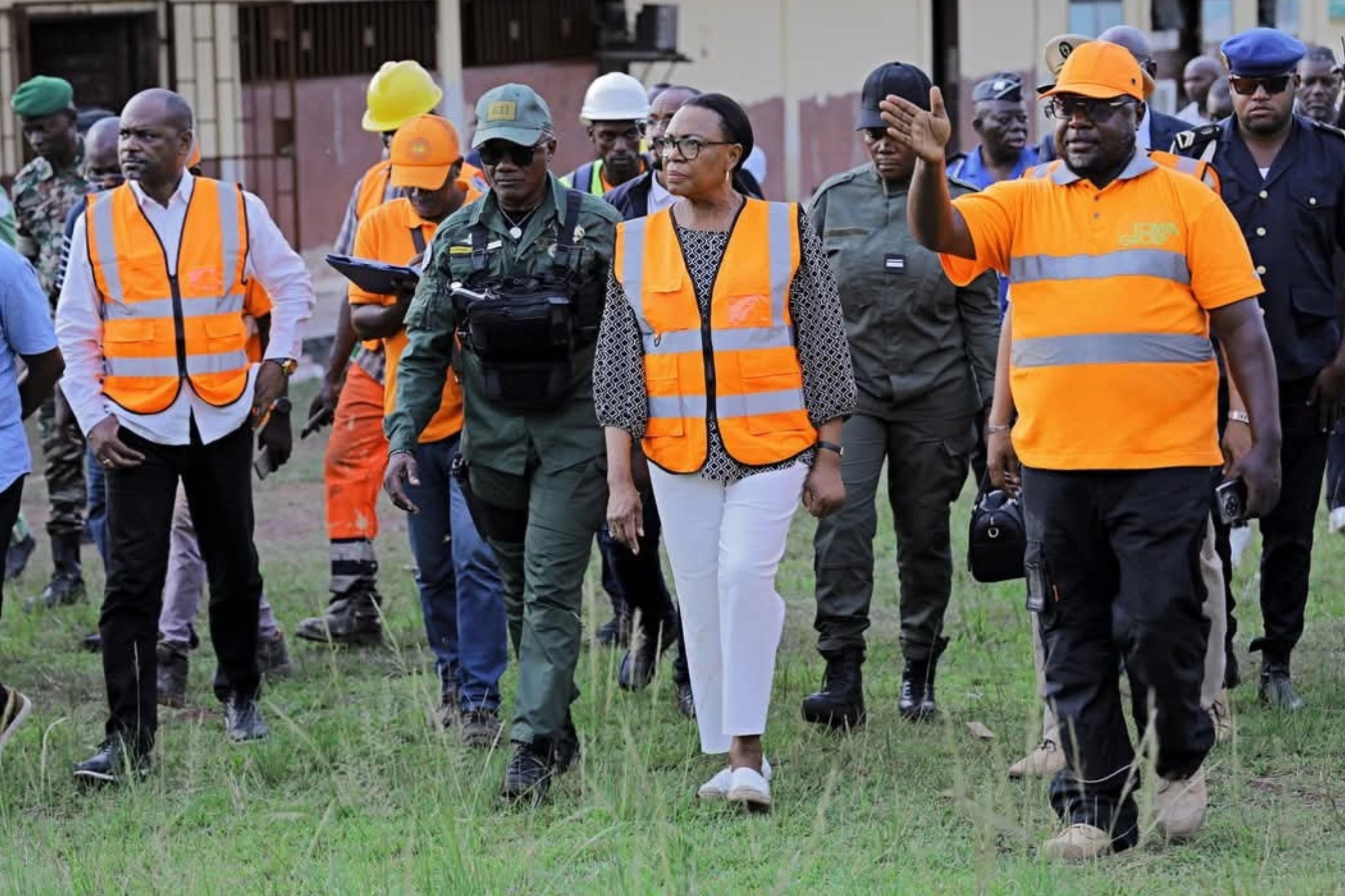 Paulette Missambo et son équipe lors de la visite des chantiers. 