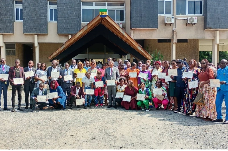 Photo de famille après les décorations.
