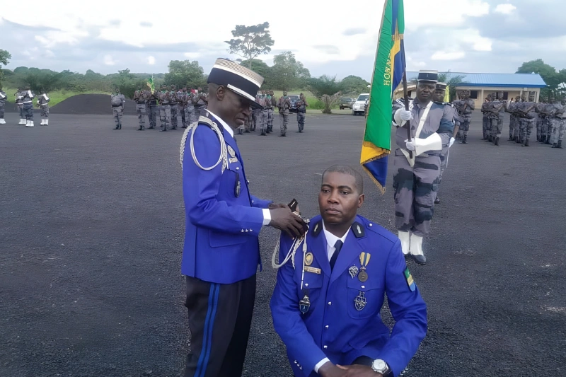 Gendarmerie : port de galons à Franceville