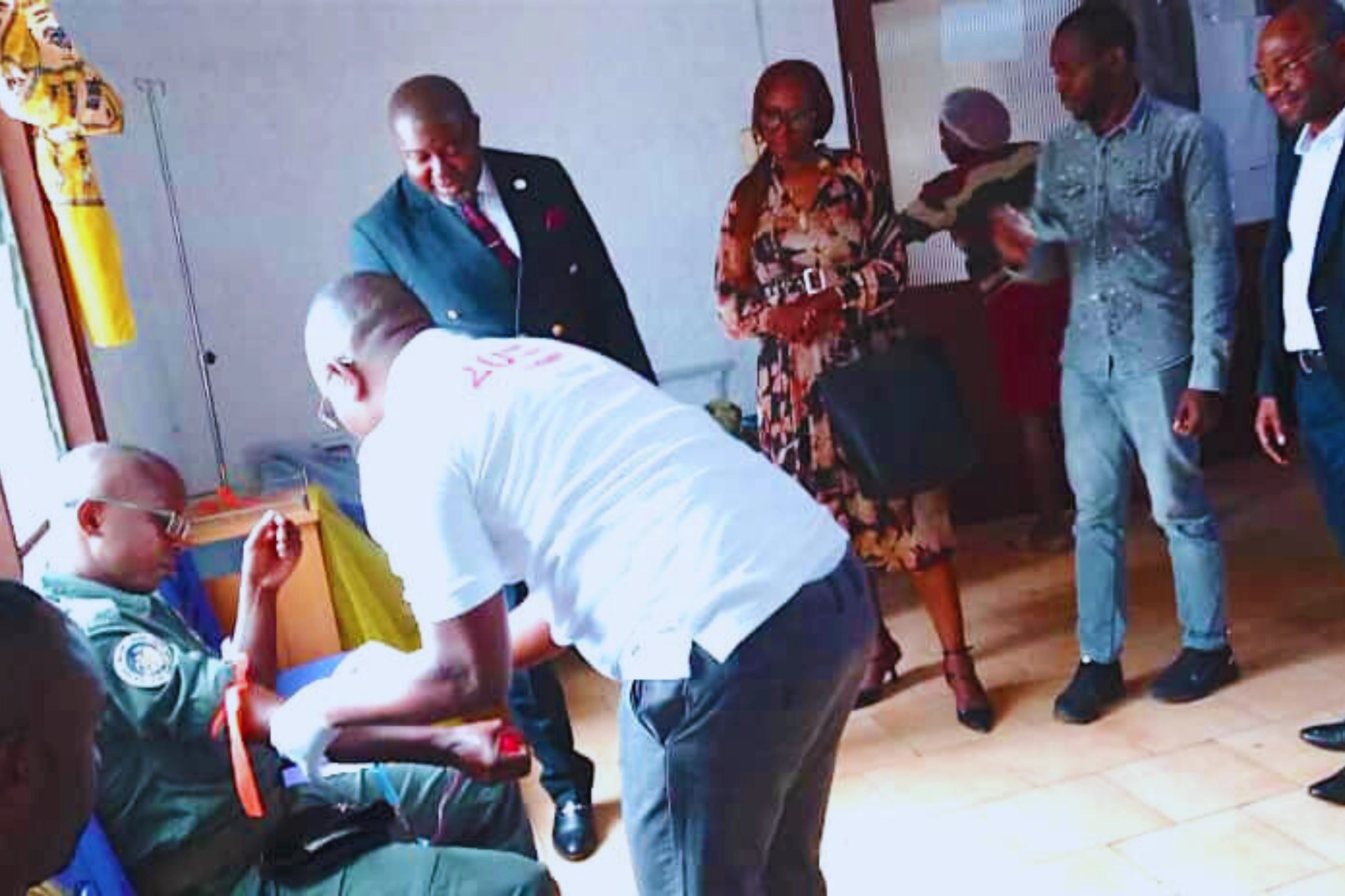 Une séance de prise de sang d'un volontaire à la banque de sang du CHR de Ntchengu