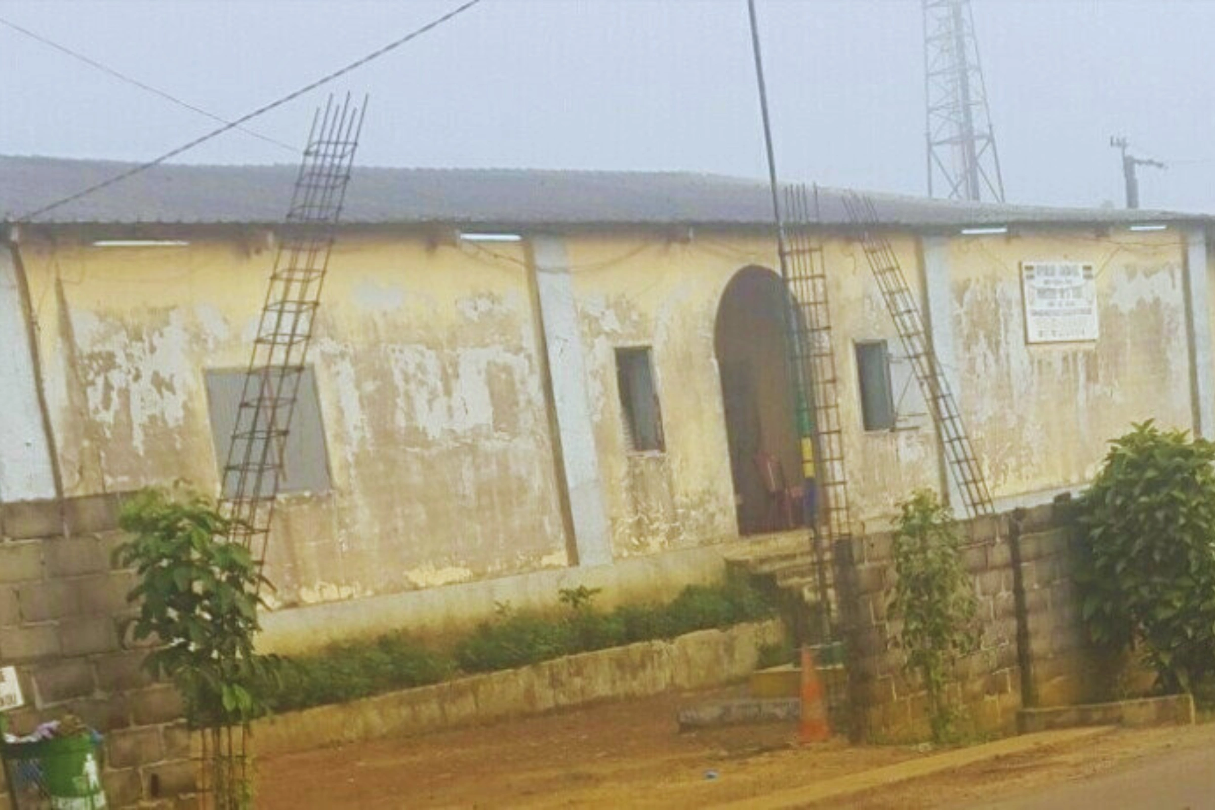 La prison de Makokou au sein de laquelle les escrocs présumés attendent d’être jugés.