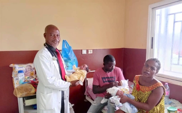 John Ella Ongono et Anne Nkono,  sont les heureux parents de triplés nés récemment à Bitam. © DR