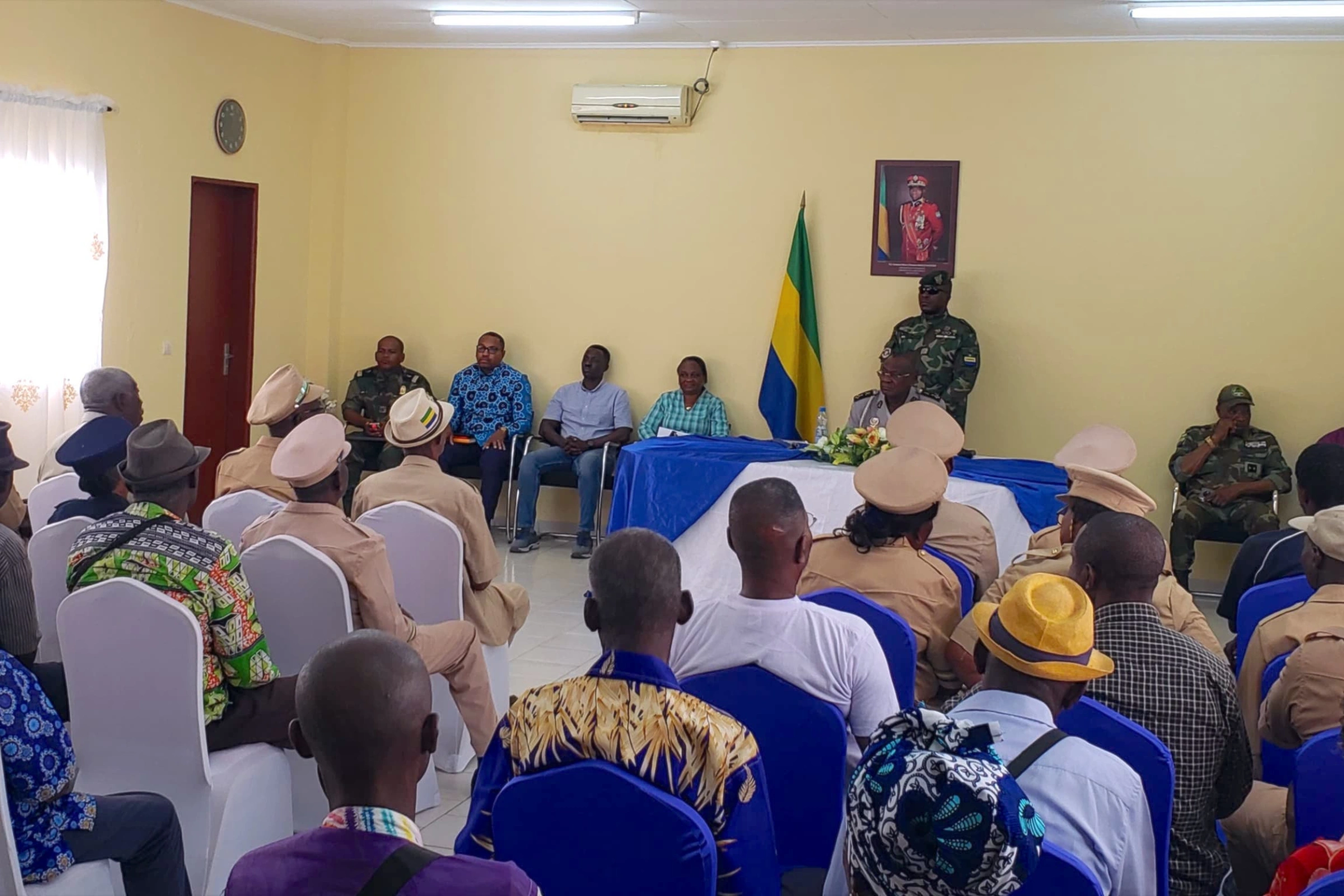 Echanges entre le délégué spécial de Lambaréné, le général Auguste Roger Bibaye Itandas et les notables et les auxiliaires de commandement © DR