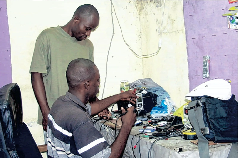 Depuis 2009, de jeunes Gabonais ont commencé à s’intéresser à la réparation de téléphones.