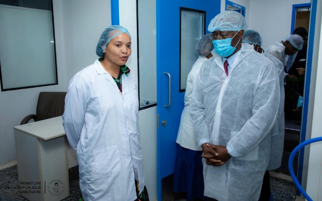 Le Premier ministre, Raymond Ndong Sima lors de sa visite sur  les installations de la Santé Pharmaceutique. © DR