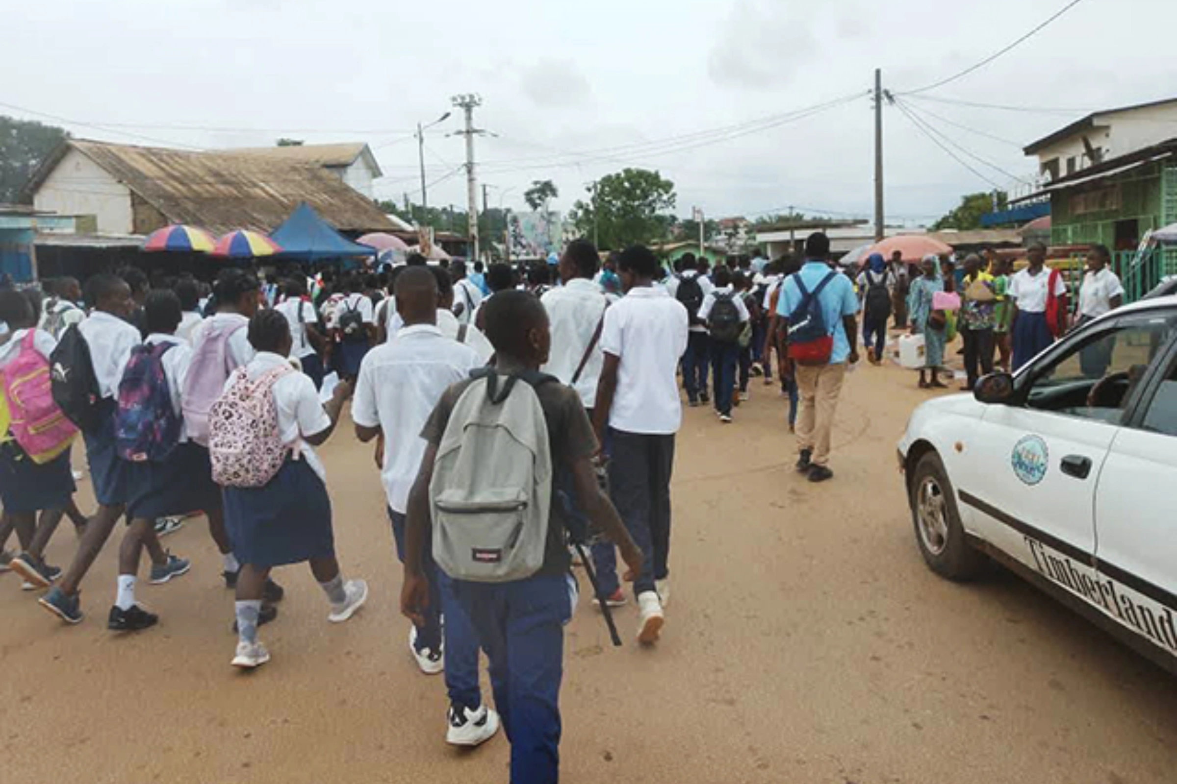 Les élèves dans les rues de Tchibanga. © DR