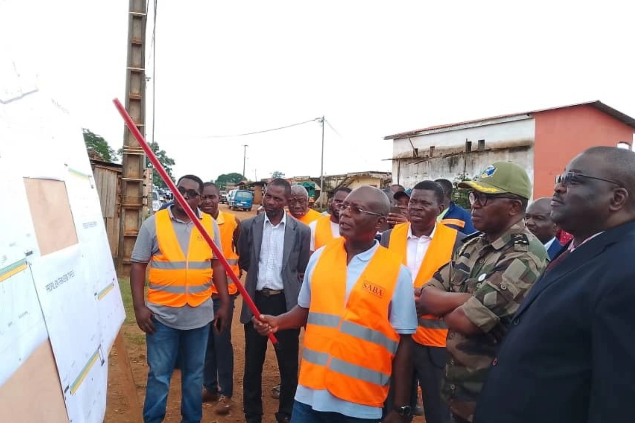 Une démonstration des voiries devant bénéficier des travaux à Mouila.