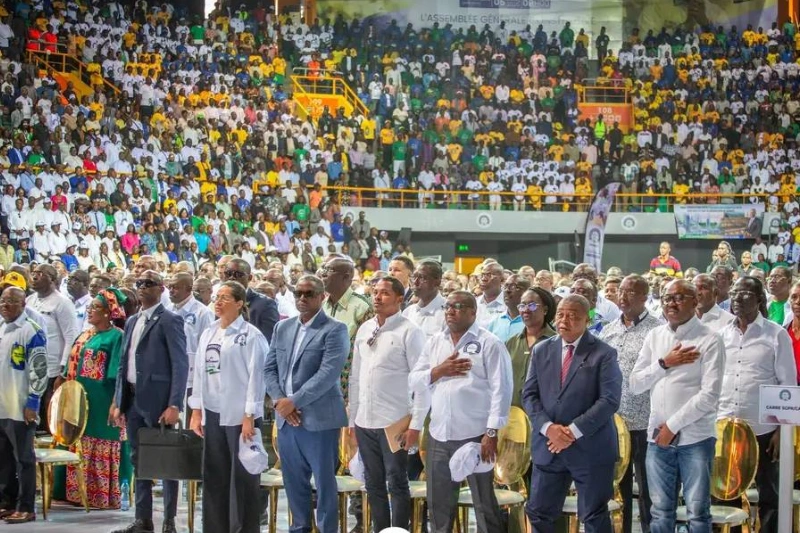 Les Bâtisseurs lors de leur assemblée constitutive. © DR