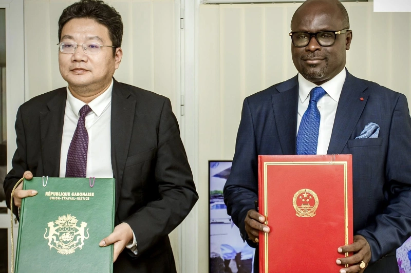 Sgnature entre le ministre des Affaires étrangères, Régis Onanga Ndiaye, et l’ambassadeur de Chine au Gabon, Zhou Ping. © DR