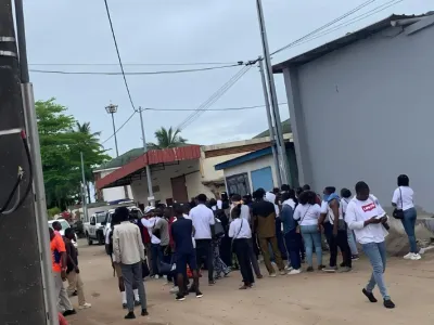 Une vue des étudiants de centres ayant envahi l’ANBG hier.