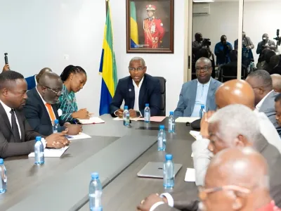 Paul KESSANY, ministre des sports, présidents de fédérations, responsables du CNOG et le ministre de l'Intérieur, Adrien Nguema Mba