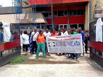 Vue des agents de la DGEL en grève devant leur administration