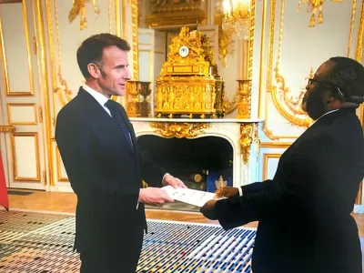 Alfred Nguia Banda, ambassadeur, Haut représentant de la République gabonaise près la République française et Emmanuel Macron, président de la France