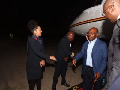 Ali Bongo Ondimba à son arrivée à Luanda avec sa famille. © DR