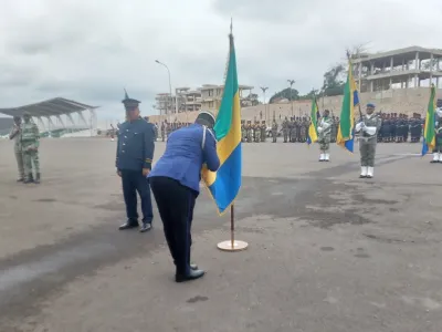 Sous le regard du gouverneur, les personnalités militaires et civiles ont fait allégeance au drapeau dans un esprit patriotique.