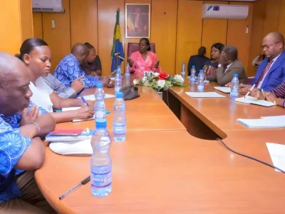 Échanges entre la ministre des Affaires sociales, chargée de la Protection de la petite enfance et de la Femme, Armande Longo-Moulengui et les membres de la Fetrag-SIAS