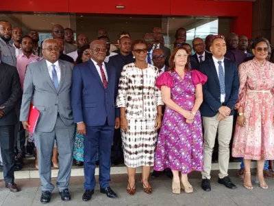 Photo de famille des officiels et participants.