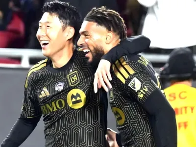 Toute la joie de Denis Bouanga après avoir inscrit le 2e but de son club