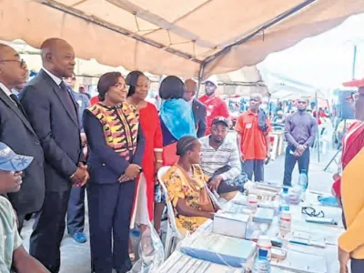 La ministre Awagang-Anato et sa suite, hier au site de dépistage du PK 8.