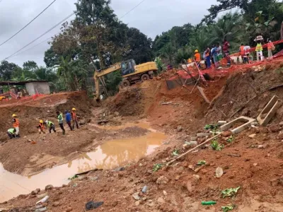 Une vue des engins procédant au dégagement  de la route.