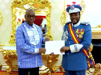 Le vice-président de la République, Alexandre Barro Chambrier et le roi Mswati III.