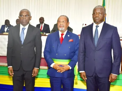 Guy-Bertrand Mapangou, président du CESEC, François Ndong Obiang ministre de la Réforme et des Relations avec les Institutions et Hermann Immongault, Vice-président du gouvernement 