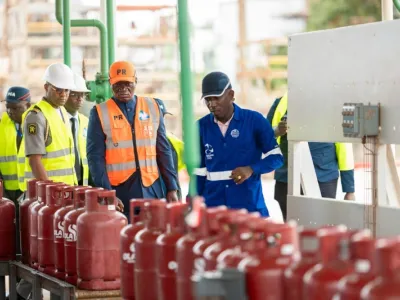 Brice Clotaire Oligui Nguema, président du Gabon dévoilant la plaque inaugurale du Centre emplisseur de gaz butane
