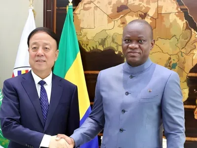 Brice Clotaire Oligui Nguema, président du Gabon et Wu Weihua, vice-président du Comité permanent de l’Assemblée populaire nationale de Chine (APN)