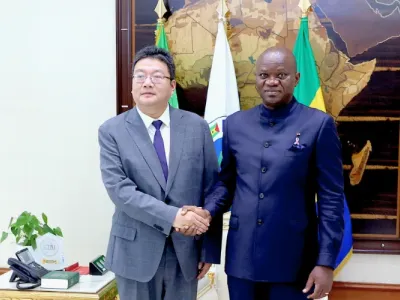 Le chef de l’Etat, Brice Clotaire Oligui Nguema et l’ambassadeur de la République de Chine, Zhou Ping.
