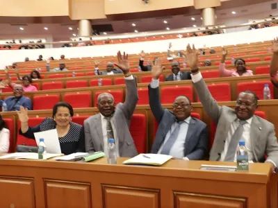 Les députés adoptant le projet de budget 2026.