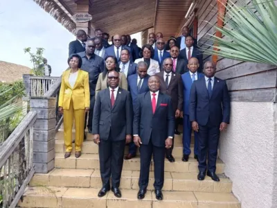 Les différentes parties posant après la rencontre de Libreville, le 22 octobre.