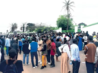 Une vue des candidats au sortir du centre du lycée national Léon-Mba
