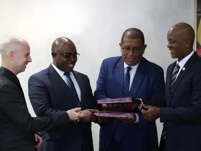 Christian Magni, Dg de SETRAG, Maurice Ntossui Allogo, ministre des Eaux et Forêts et Luc Mathot, Directeur exécutif de l'ONG conservation justice 