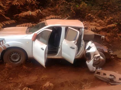 Collision entre un pick-up et un camion à Okondja