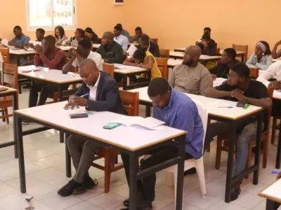 Les candidats du centre de Libreville hier au lancement des épreuves dans les locaux de l’INPTIC. © DR