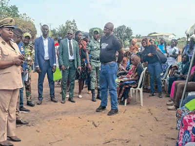Les familles attentives aux explications de la gouverneure Dikoumba